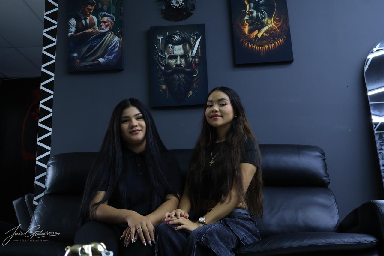 Ambiente lounge de COCHO'S Barbershop